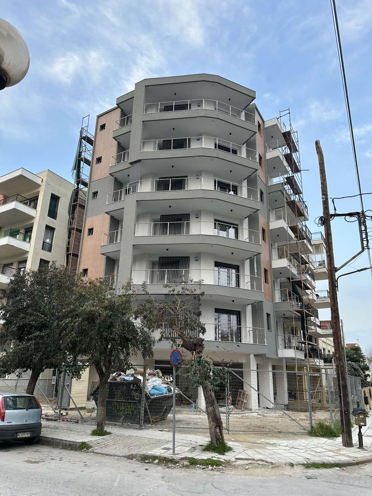 Πολυκατοικία λευκή