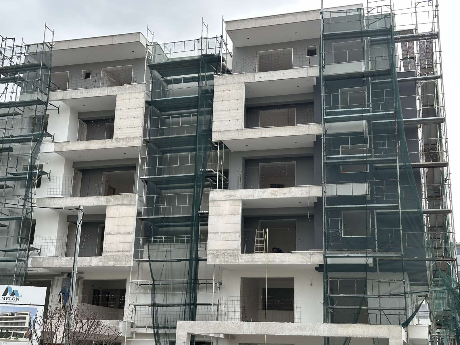Θερμοπρόσοψη πολυκατοικίας με σκαλωσιά - Θερμομόνωση κτιρίου Θεσσαλονίκη